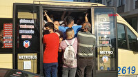 Minibüslerde maskeli izdiham: Kapılardan sarkanlar, aşırı yolcudan yan yatan araçlar kamerada