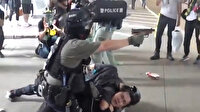 Hong Kong'daki protestolarda polis memuru göstericilere silah doğrulttu