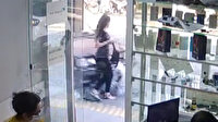 Manisa'da otomobilin kaldırımda yürüyen kadına çarptığı anlar kamerada