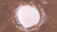 Mars'taki buzla kaplı krater havadan görüntülendi