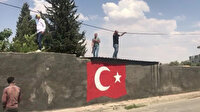 Evini yıktırmamak için eline silah alıp çatıya çıktı: 'Mehmet Yılmaz ölür, bu bayrak sonra buradan kalkar, başka çaresi yok' dedi