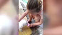 Küçük Yağmur sıcaktan bunalan yavru köpekle dondurmasını paylaştı