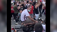 Hatayspor'un Süper Lig'e çıkmasını kutlayan vatandaşlardan biri motosikletinin üzerine çıkarak kendinden geçti