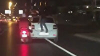 E-5'te şaşırtan görüntü: Bir kişi motosikletle otomobili iterken diğeri bagaj kapağına oturdu