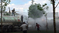 Termometreler 52 dereceyi gösterdi: Kavurucu sıcaktan bunalan çocuklar sulama aracından sıkılan suyla serinledi