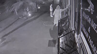 Çocuklarının gözü önünde hırsızlık yapan kadın kamerada