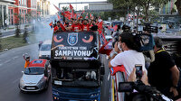 Başakşehirli futbolcular otobüsle şampiyonluk turu attı