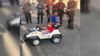 Aralarında para toplayan polisler, şehit meslektaşlarının oğluna bayram öncesi akülü araba hediye etti
