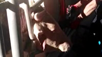 Başı korkuluğa sıkışan kurbanlığın yardımına itfaiye koştu