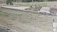Tekirdağ'da domates yüklü kamyonetin devrilme anı kamerada