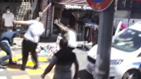 Küçükçekmece'de polisin önüne bıçaklı sopalı kavga