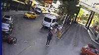 Dikkatsiz sürücünün çarptığı motosikletli genç aracın kaputuna uçtu