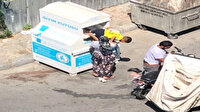 Küçükçekmece'de kağıt toplayıcıları yardım kutusundaki kıyafetleri böyle aldı