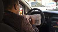 Seyir halindeyken at yarışı oynayan taksicinin yanına kâr kalmadı: Trafikten men edildi