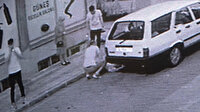 Yolda yürürken kalp krizi geçirerek yere yığılan adamın yardımına vatandaşlar yetişti