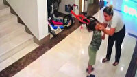 Vicdansız kadın köpeğiyle oynadıklarını iddia ederek komşusunun iki çocuğunu böyle dövdü