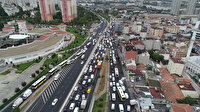 Yağmur Küçükçekmece'de trafiği kilitledi: Kilometrelerce kuyruk oluştu