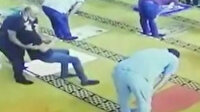 Namaz sırasında baygınlık geçiren genci böyle yakaladı