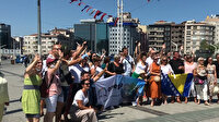 Kalabalık turist grubunun maske ve mesafesiz Taksim turu objektiflere yansıdı