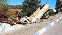 Ev salçası yaparken evin çatısından kamyon girdi