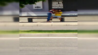 Adana'da durakta bekleyen engelli kişiyi bıçak çekerek gasp etti