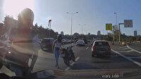 Motosikletli gencin otomobildeki aileye saldırdığı anlar kamerada