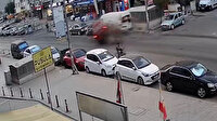 İzmir'de panelvan, park halindeki araçlara çarptı: 3 yaralı
