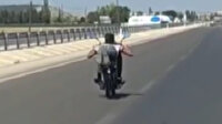 Seyir halindeki motosiklette yatarak yolculuk etti: Tepki çeken görüntüler kamerada