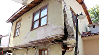 Antalya'da kamyonun çarptığı iş hanı sokak lambası direği sayesinde ayakta duruyor
