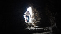 Uçurum kıyısındaki 840 yıllık camiye ibadet için tırmanarak çıkanları büyüleyen atmosfer