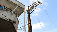 Evine kaçak elektrik çekerken akıma yakalandı: Direkte asılı kaldı
