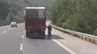 Kamyon arkasında tehlikeli bisiklet yolculuğu