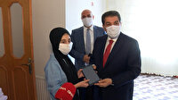 Esenler Belediye Başkanı Göksu ev ev gezerek ihtiyacı olan öğrencilere tablet hediye etti
