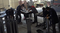 Bir milyon lira ciro yapan okul, dezenfektan standıı üretimine başladı