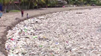 Çöp tsunamisi: Plastik yığınları karaya vurdu