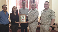 Rus askeri heyeti PYD'li teröristlere plaket verdi!