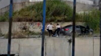 Gasp etmeye çalıştıkları adamı 4 kişi birden darp edip 7 metre yükseklikten dereye attılar
