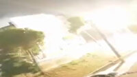 Şiddetli rüzgara kapılan şemsiyenin çarptığı trafo bomba gibi patladı