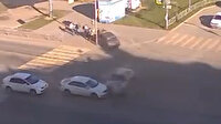 Rusya'da kaza sonrası kontrolden çıkan araç yayaların arasına daldı