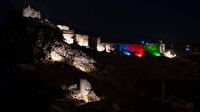 Azerbaycan’a bir destekte Kars'tan geldi: Kars Kalesi Azerbaycan bayrağı renkleriyle ışıl ışıl