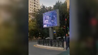 Bakü kent meydanındaki reklam panolarında SİHA'ların bombaladığı araçlar gösteriliyor