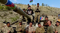 Azerbaycan askerlerinden, Ermenistan tankının üzerinde zafer şarkısı: Türk'ün kolu bükülmez, Türk'ün beli eğilmez