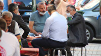 Sokağa inen validen uyarı: Masa tabure sohbetlerinde virüs yayılıyor