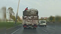 Arnavutköy'de hurda yüklü kamyonet kasasında tehlikeli yolculuk