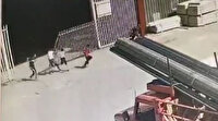 Sürgülü demir kapı üzerlerine devrilen 2 çocuk yaralandı