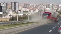 Freni boşalan kamyonu iki kilometre geri geri gittikten sonra durdurdu: Araçtan inince oturup ağladı
