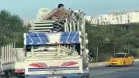 Ümraniye’de kamyonet kasasında tehlikeli yolculuk kamerada