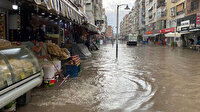 İzmir'de sağanak: Cadde ve sokaklar göle döndü