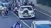 Hindistan’da polis dur ihtarına uymayan aracın kaputuna çıktı
