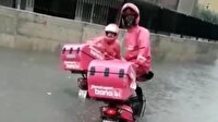 İstanbul'da yağmur sonrası kuryeler göle dönen yolda mahsur kaldı